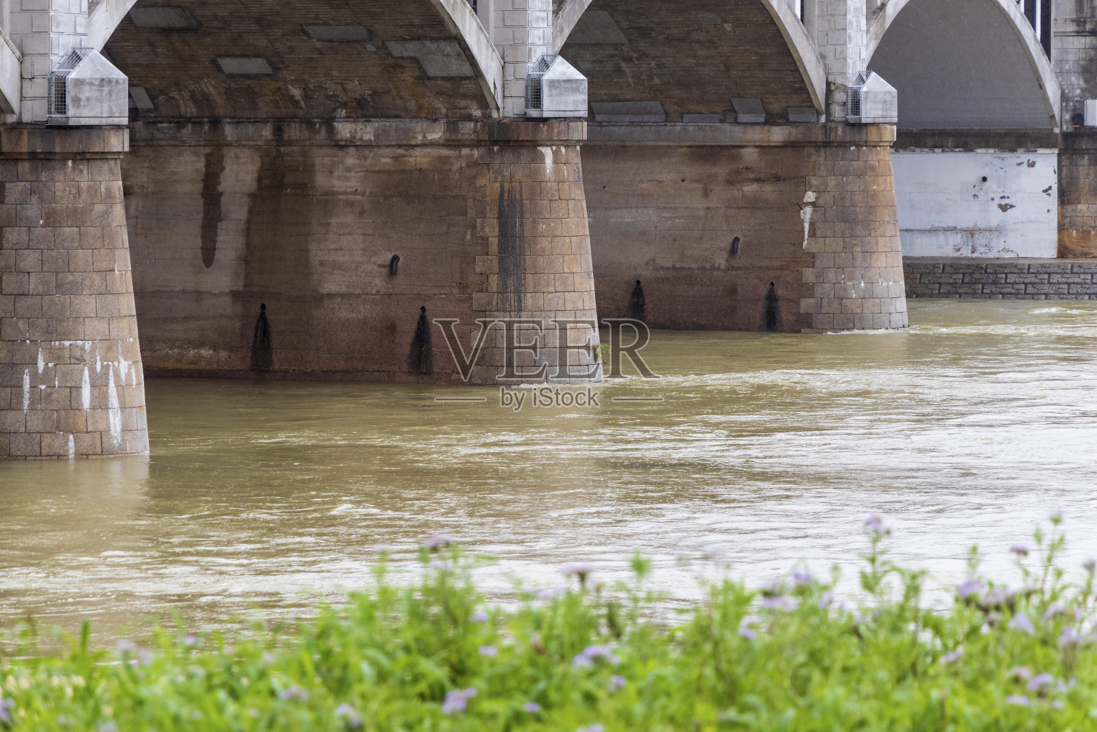 河水泛滥照片摄影图片