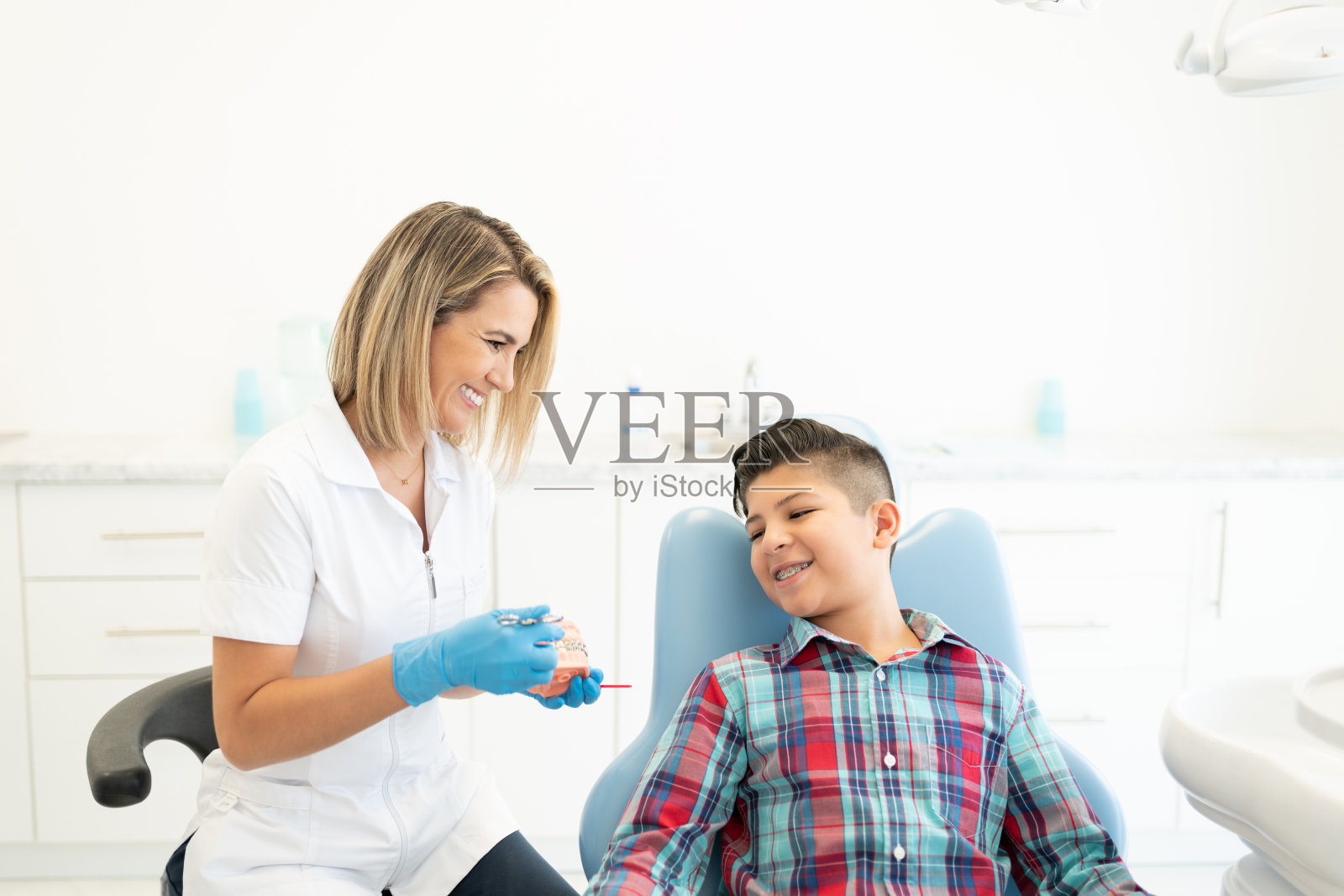 牙医在诊所向病人解释照片摄影图片