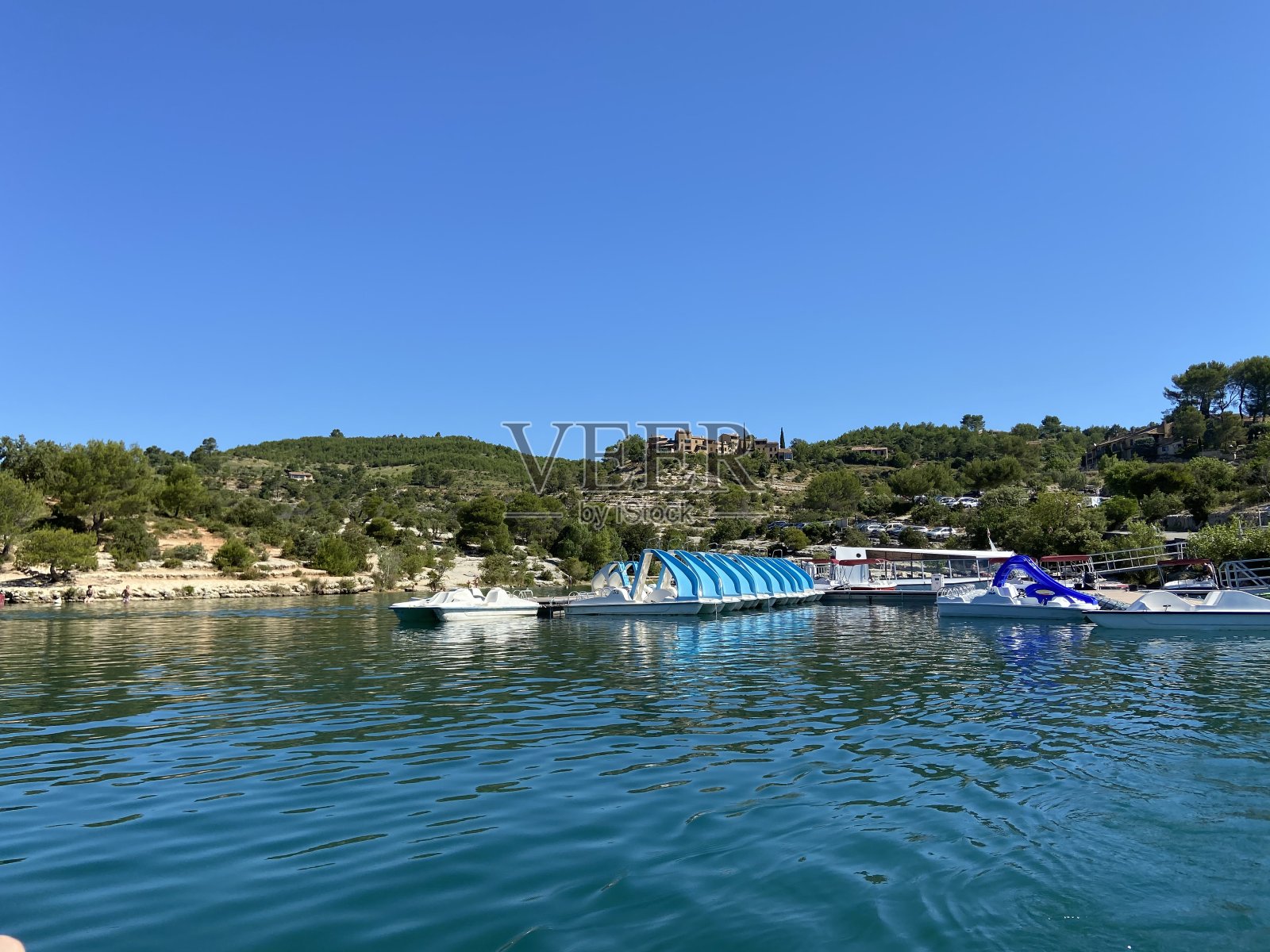 湖的Esparron-de-Verdon照片摄影图片