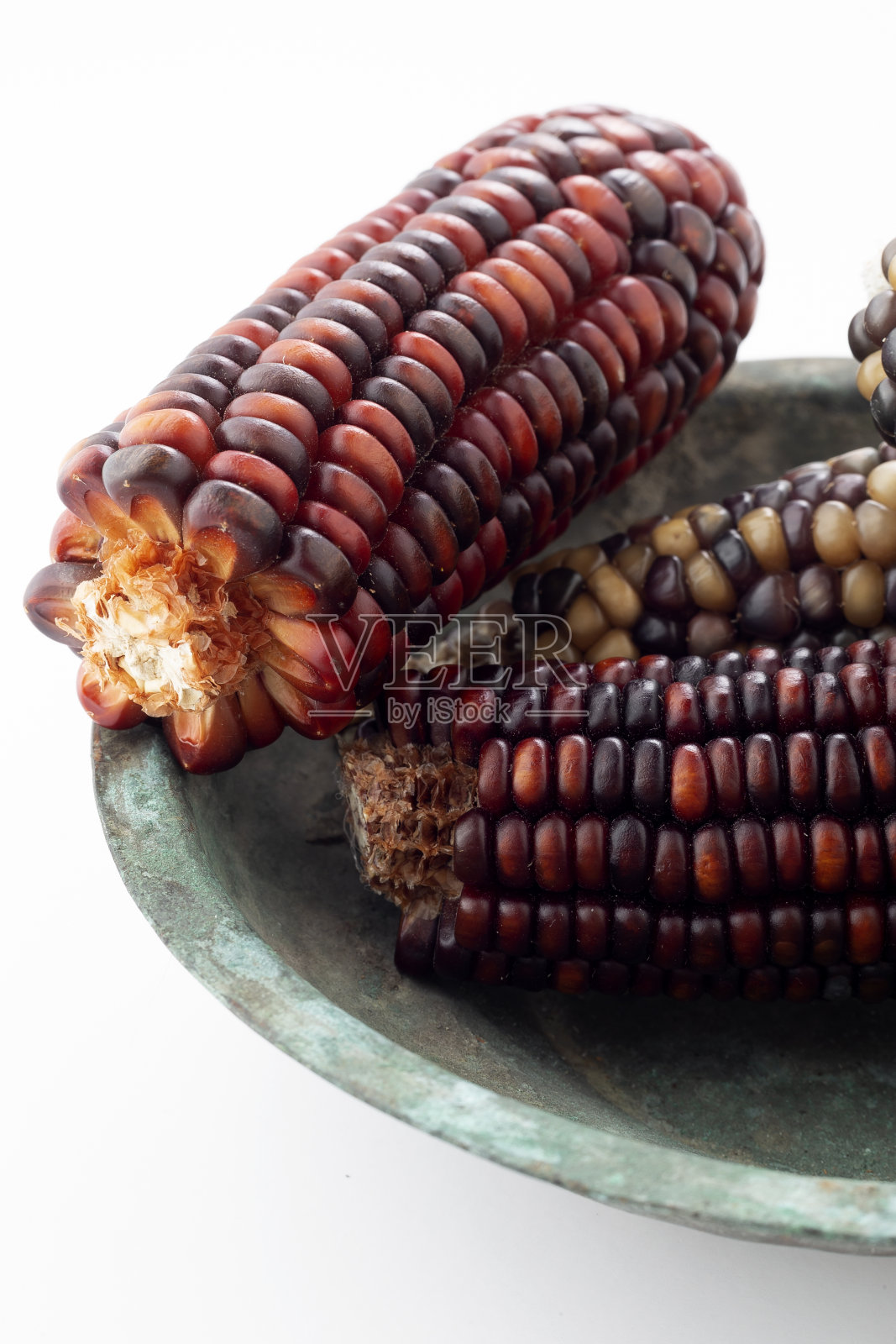 白色地面上五颜六色的玉米芯照片摄影图片