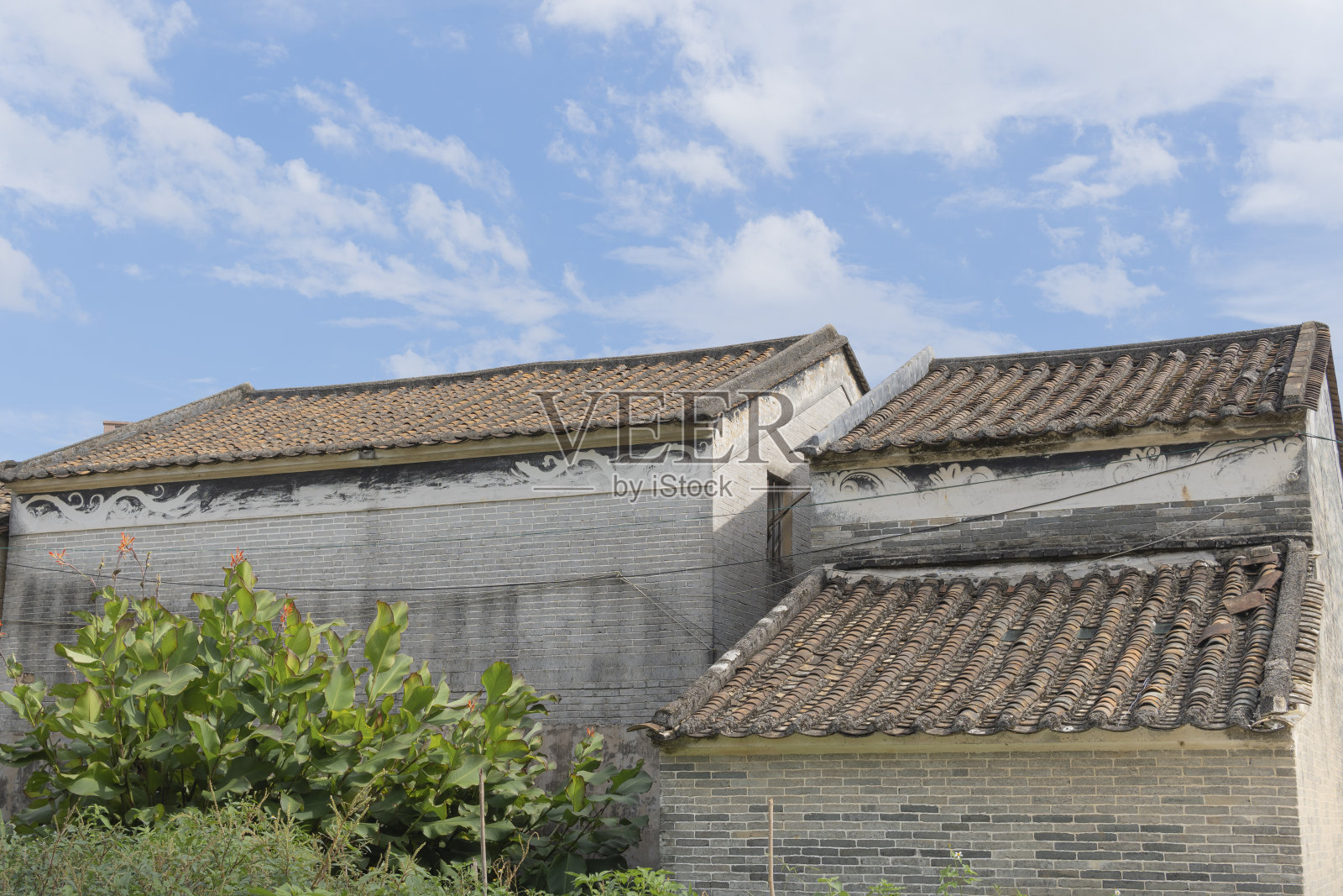 蓝天下乡间的老砖房照片摄影图片