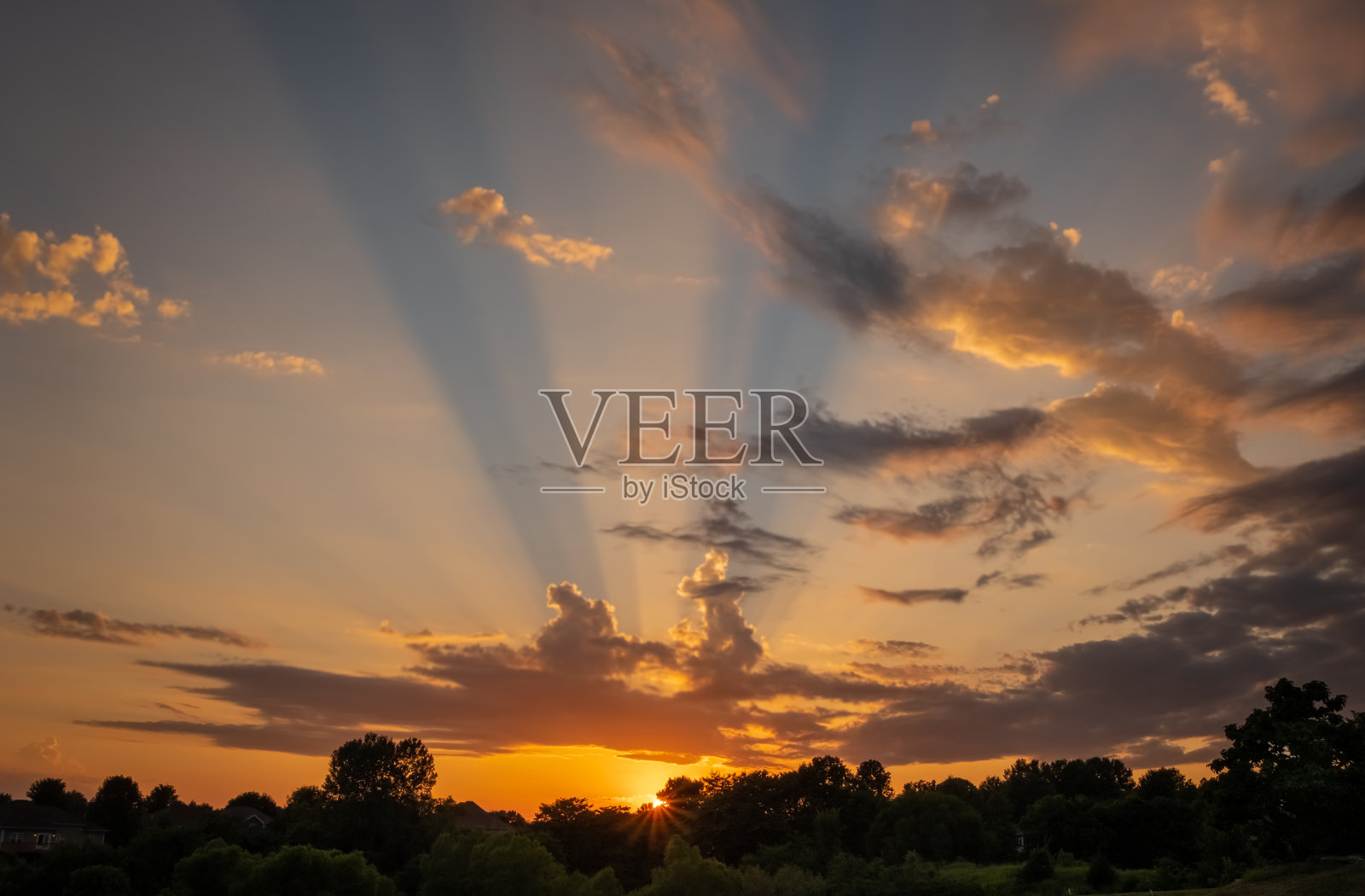 色彩斑斓的夕阳与阳光照片摄影图片