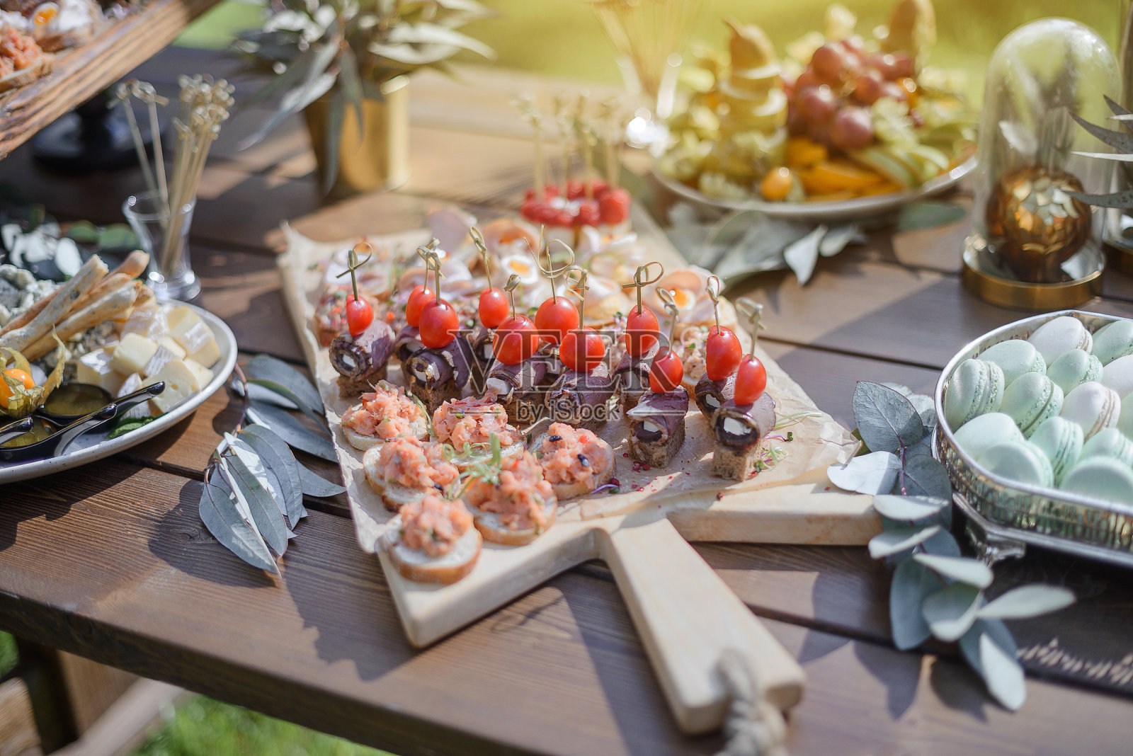 美味健康的夏季开胃菜或野餐小吃。有选择性的重点。照片摄影图片
