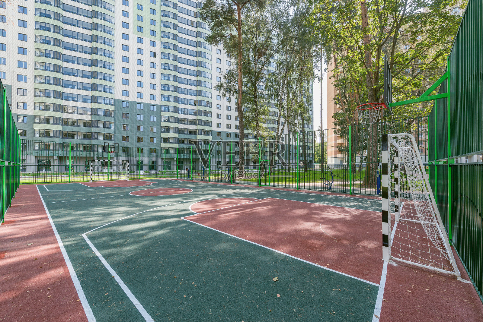 新建筑旁边是儿童游乐场。照片摄影图片