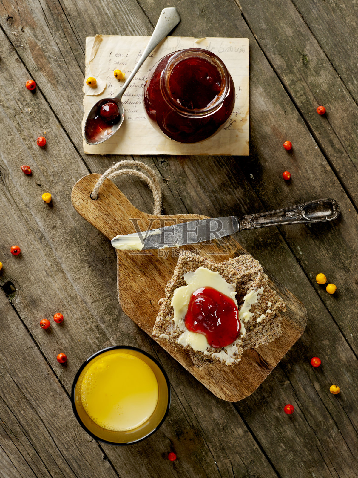 牛奶，面包和果酱照片摄影图片