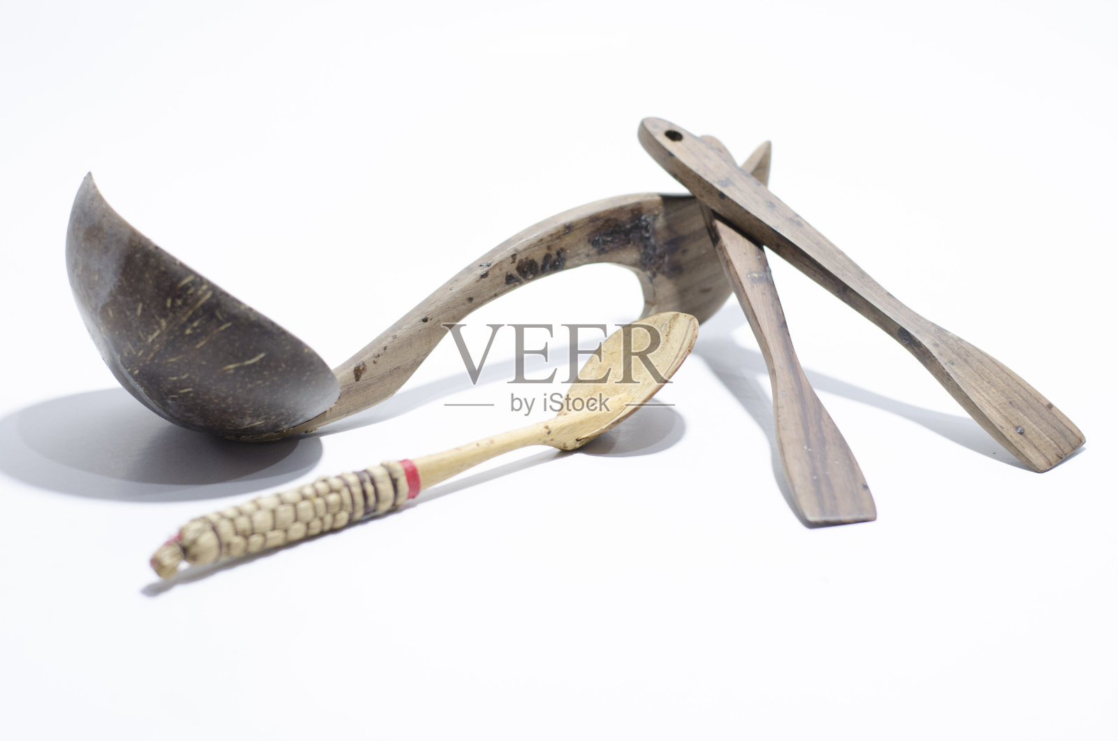 独特的木制勺子和搅拌器的概念孤立的白色背景照片摄影图片