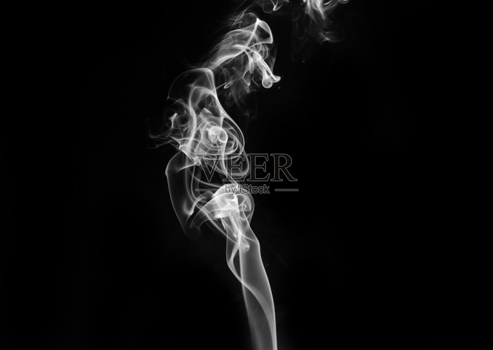 白色烟雾在黑色背景上的抽象碎片运动。照片摄影图片