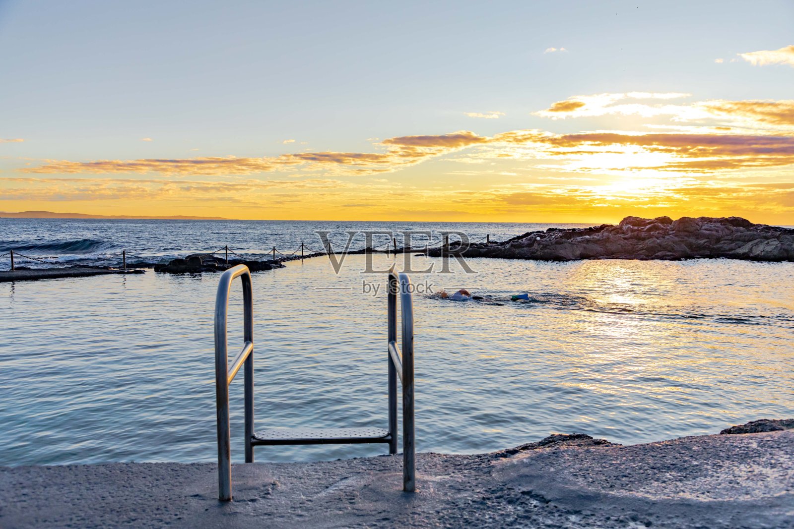吹气孔点岩石池，基亚马照片摄影图片