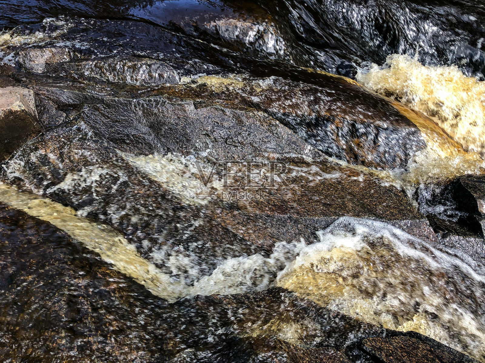 瀑布从威斯康辛州的岩石上倾泻而下照片摄影图片