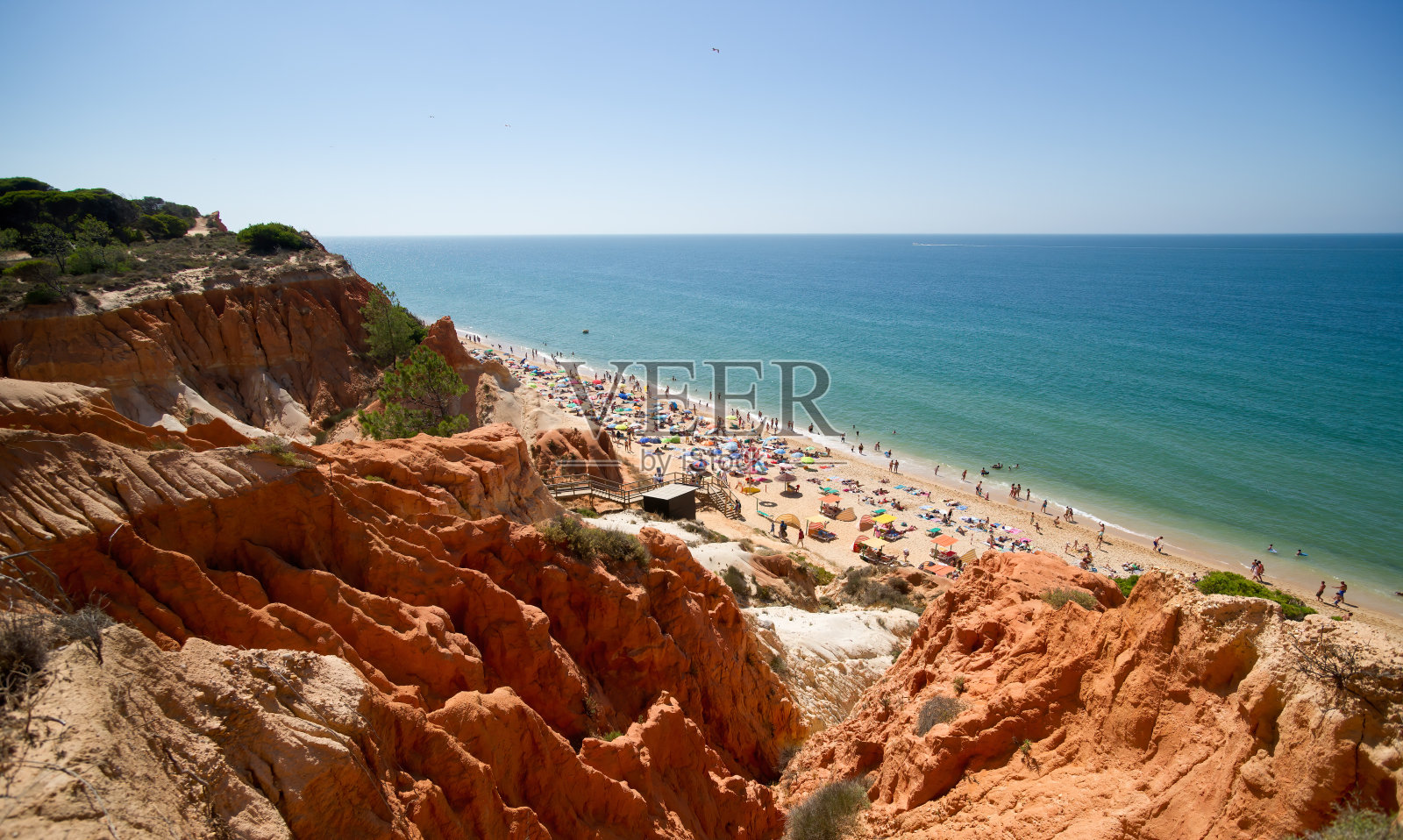 在阿尔加维，游客们在蓝色的大海中享受着阳光照片摄影图片