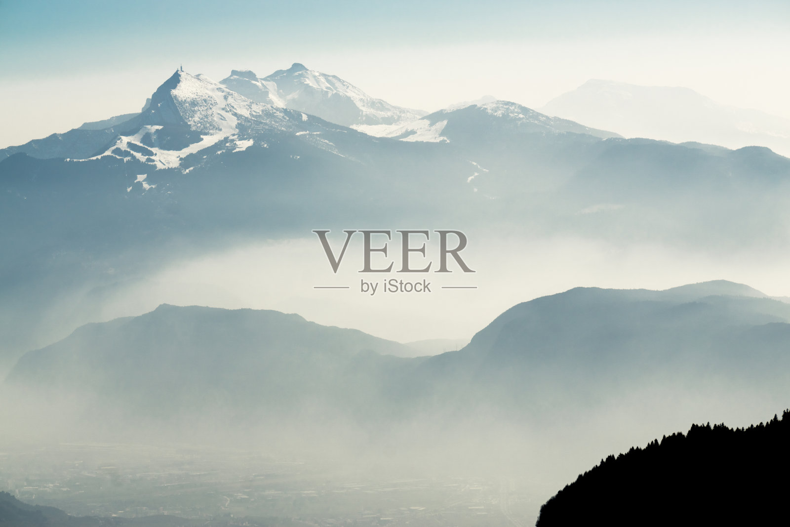 壮观的山脉轮廓和山谷中的雾。从Corno di Tres山顶，Tresner Horn到Cima Paganella。特伦蒂诺，南蒂罗尔，阿尔卑斯山，意大利。照片摄影图片