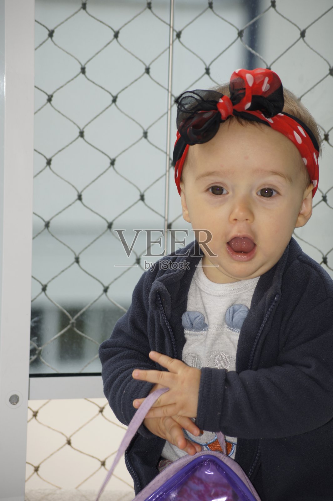 公寓阳台上的漂亮宝宝，照片摄影图片