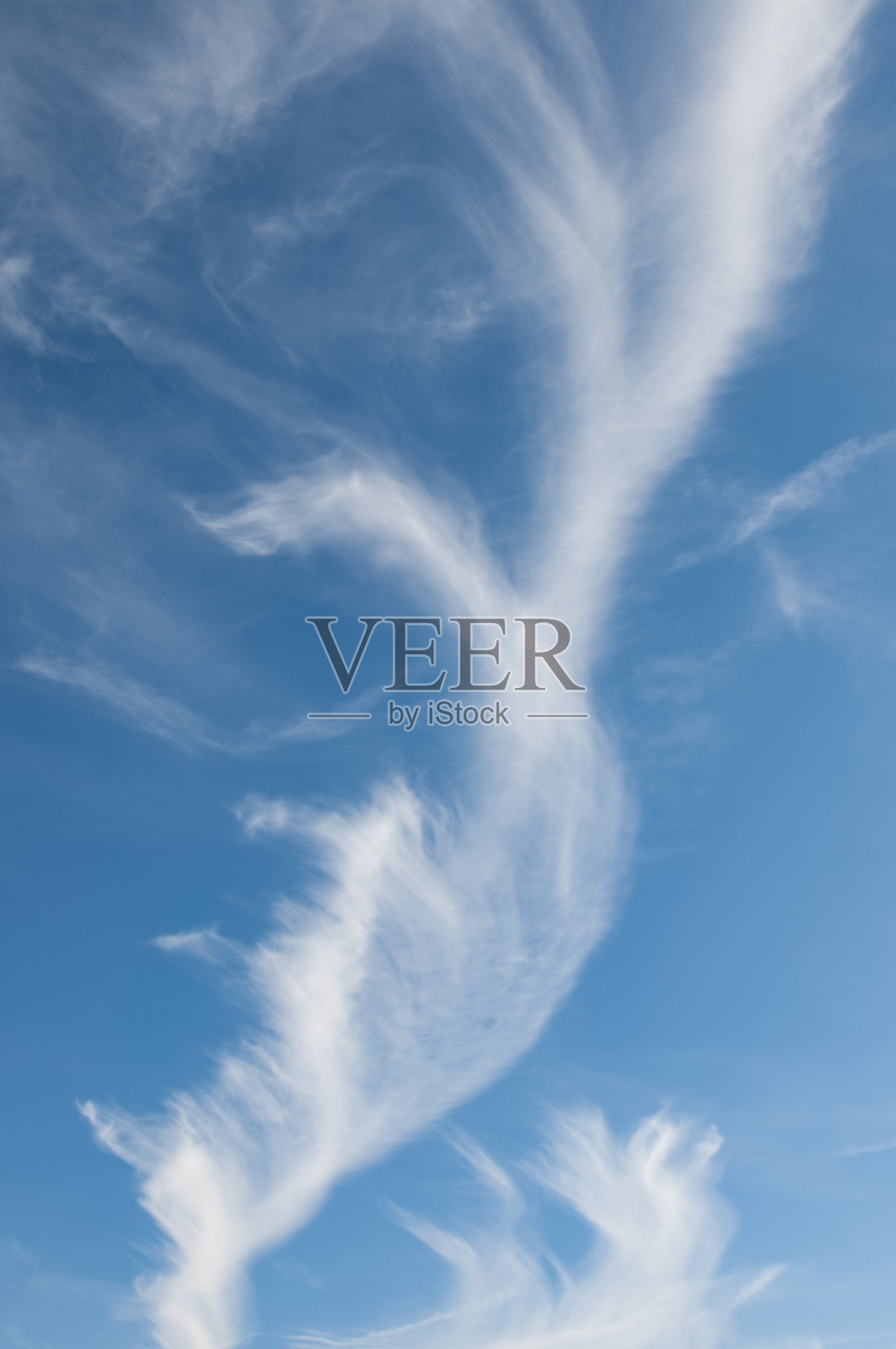 风暴扭曲柔软的卷云形成奇怪的形状照片摄影图片