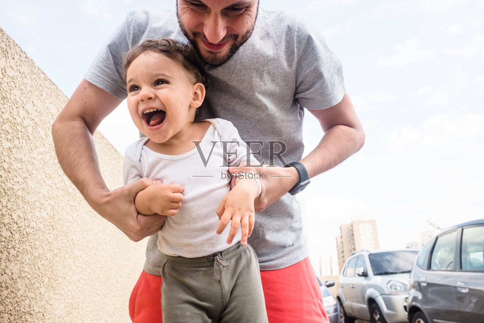 父子嬉戏照片摄影图片