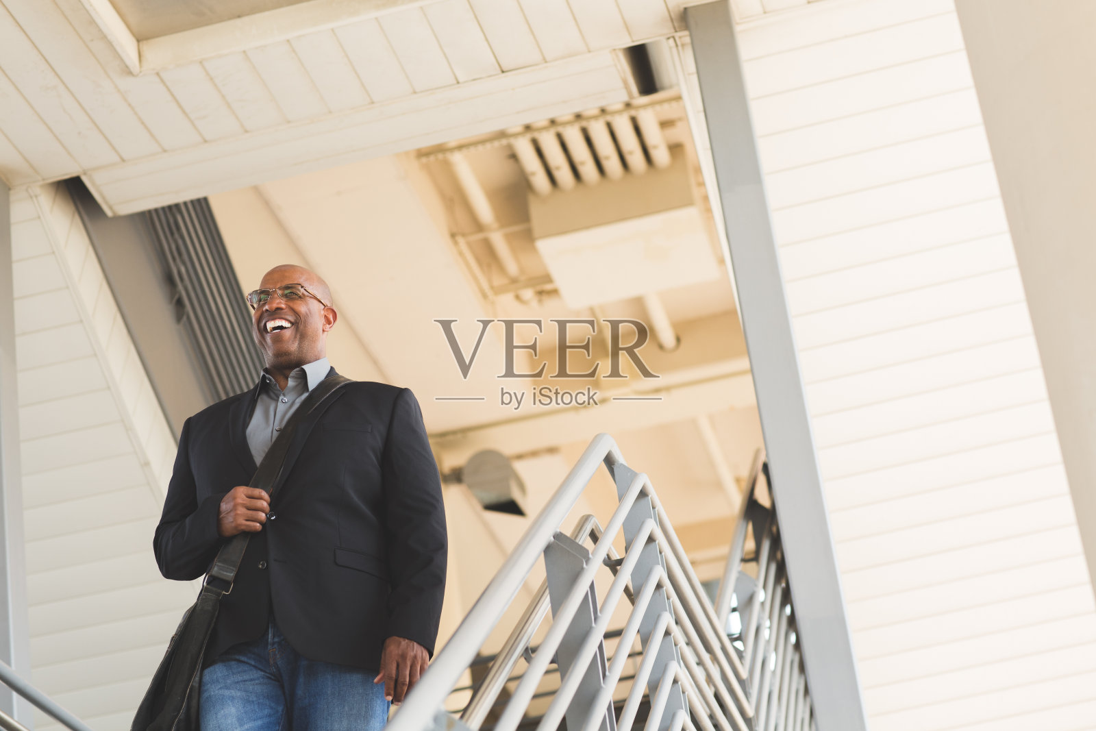 成熟的非裔美国商人在上班路上。照片摄影图片