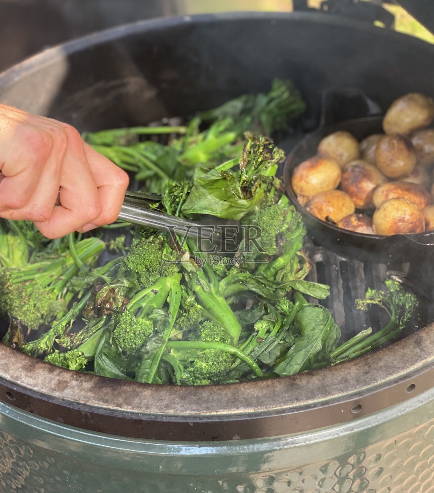 烟熏手采西兰花照片摄影图片
