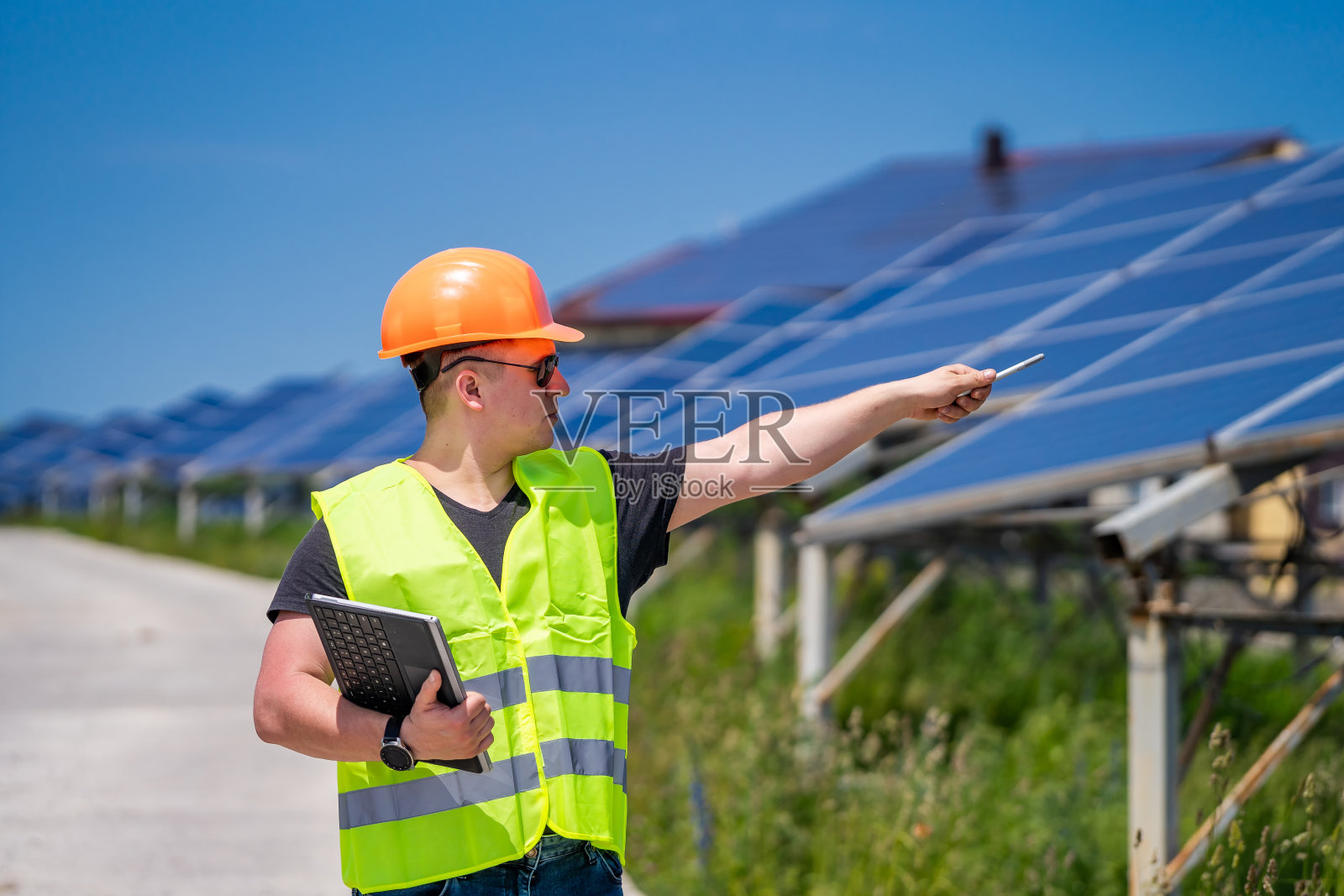 工程技术人员对新能源基地进行现场勘察。照片摄影图片