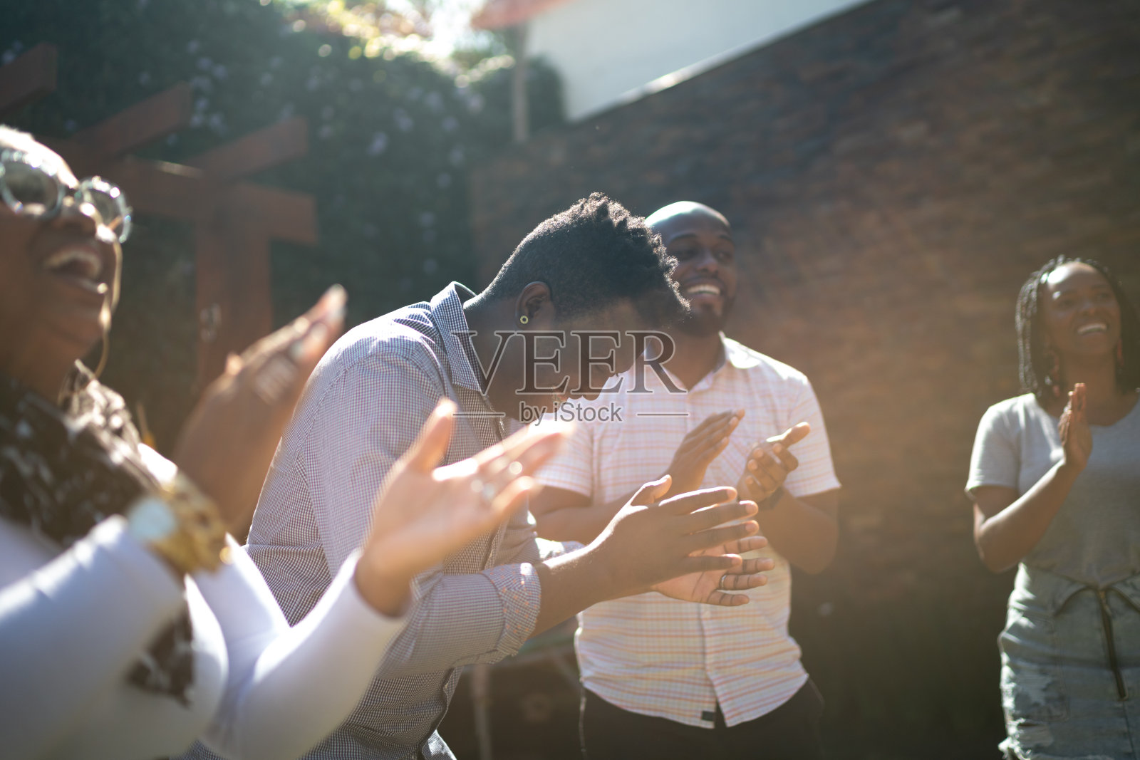 一群朋友/家人在花园里玩照片摄影图片