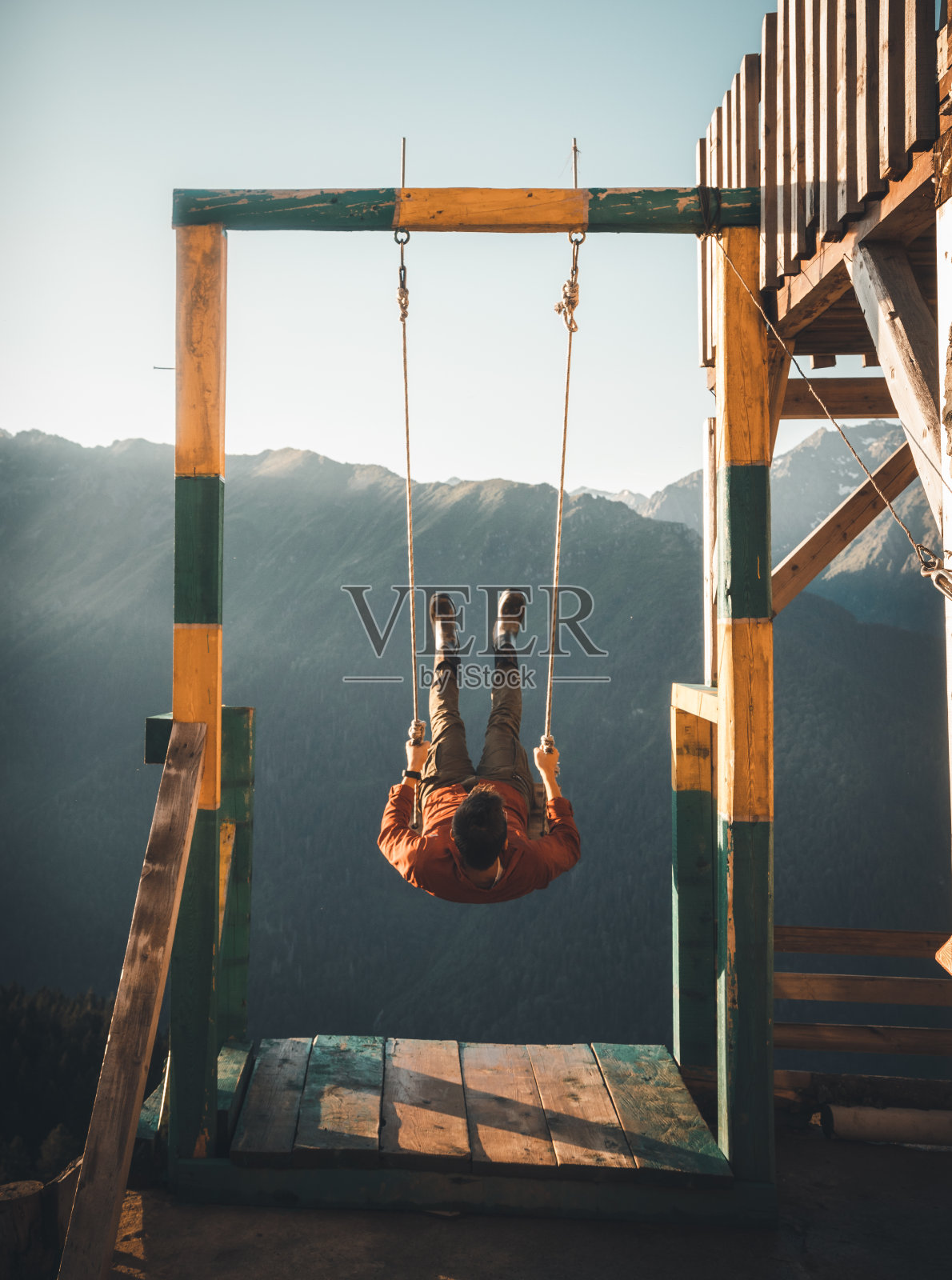 土耳其Kackar山脉，一名年轻人走向自由照片摄影图片