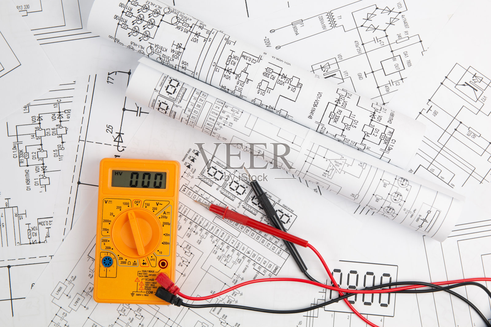 数字万用表和纸电气工程图纸照片摄影图片