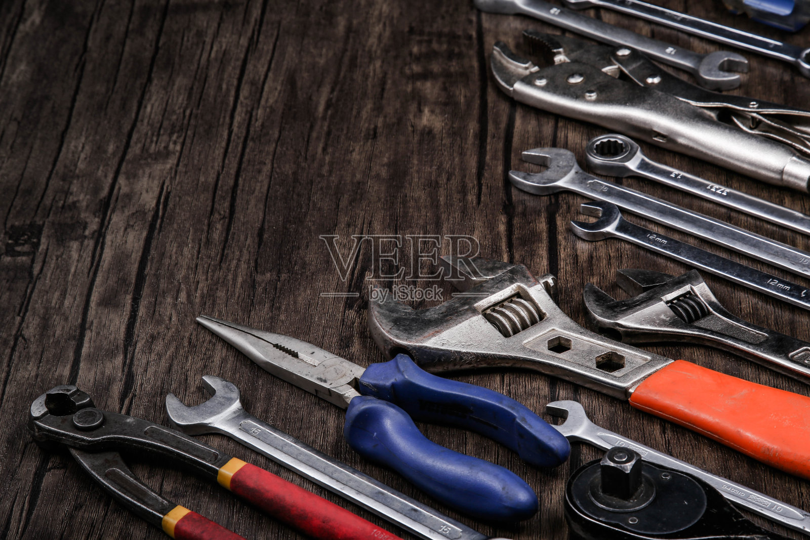 扳手特写彩色黑白工业风工具照片摄影图片