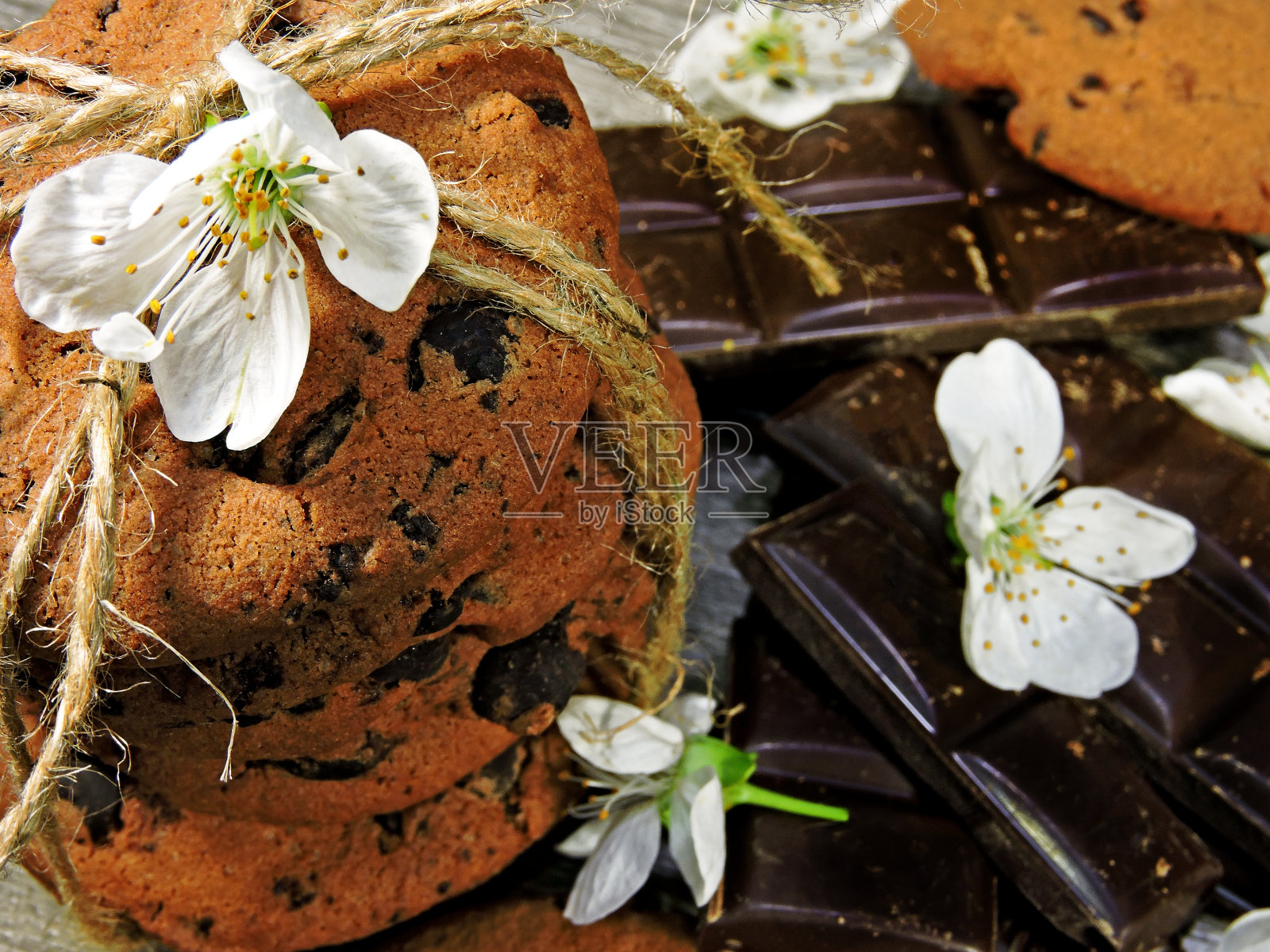 自制的巧克力饼干和巧克力滴。照片摄影图片