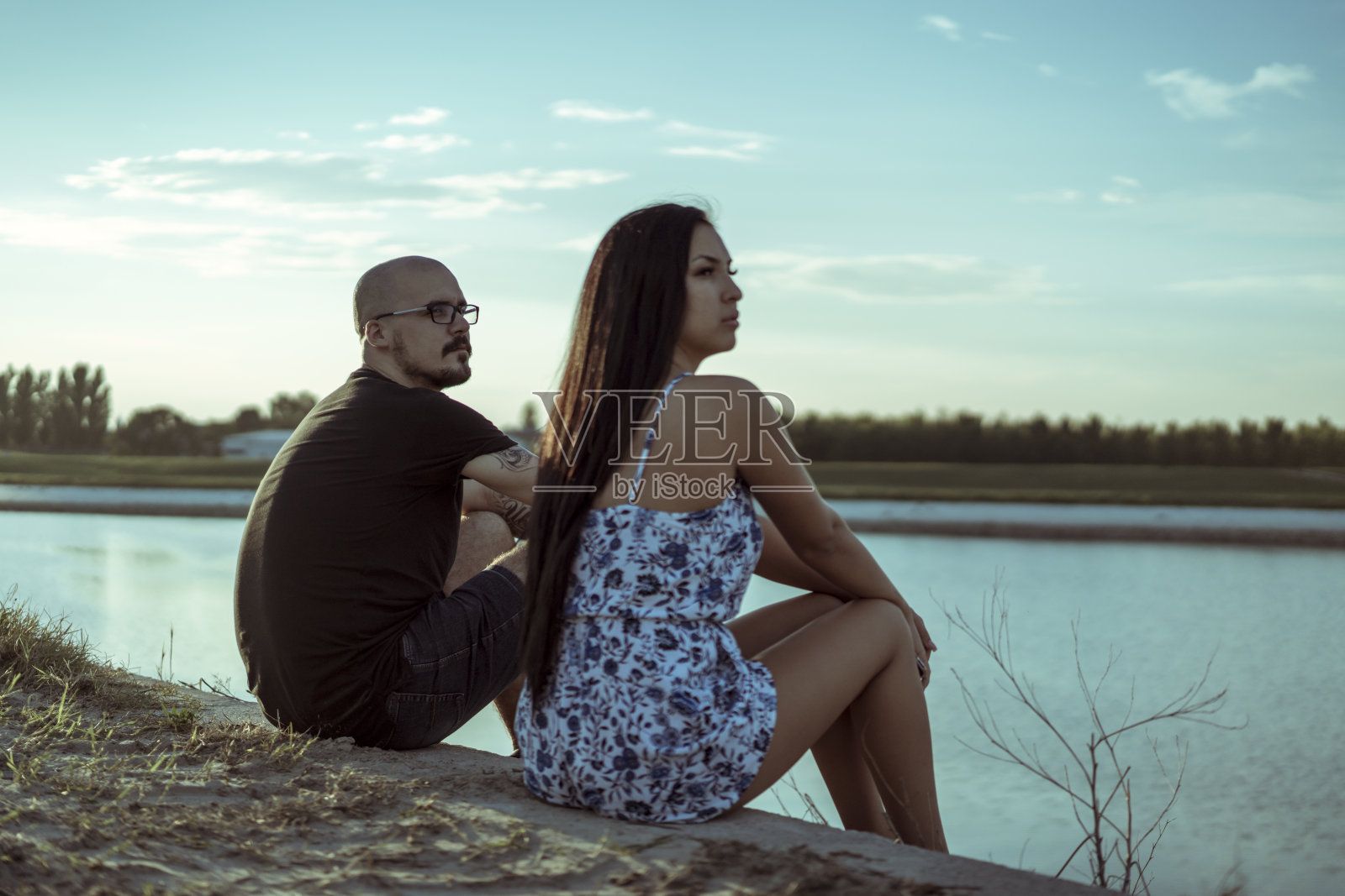 城市的年轻夫妇在户外。帅哥美女在外面享受照片摄影图片