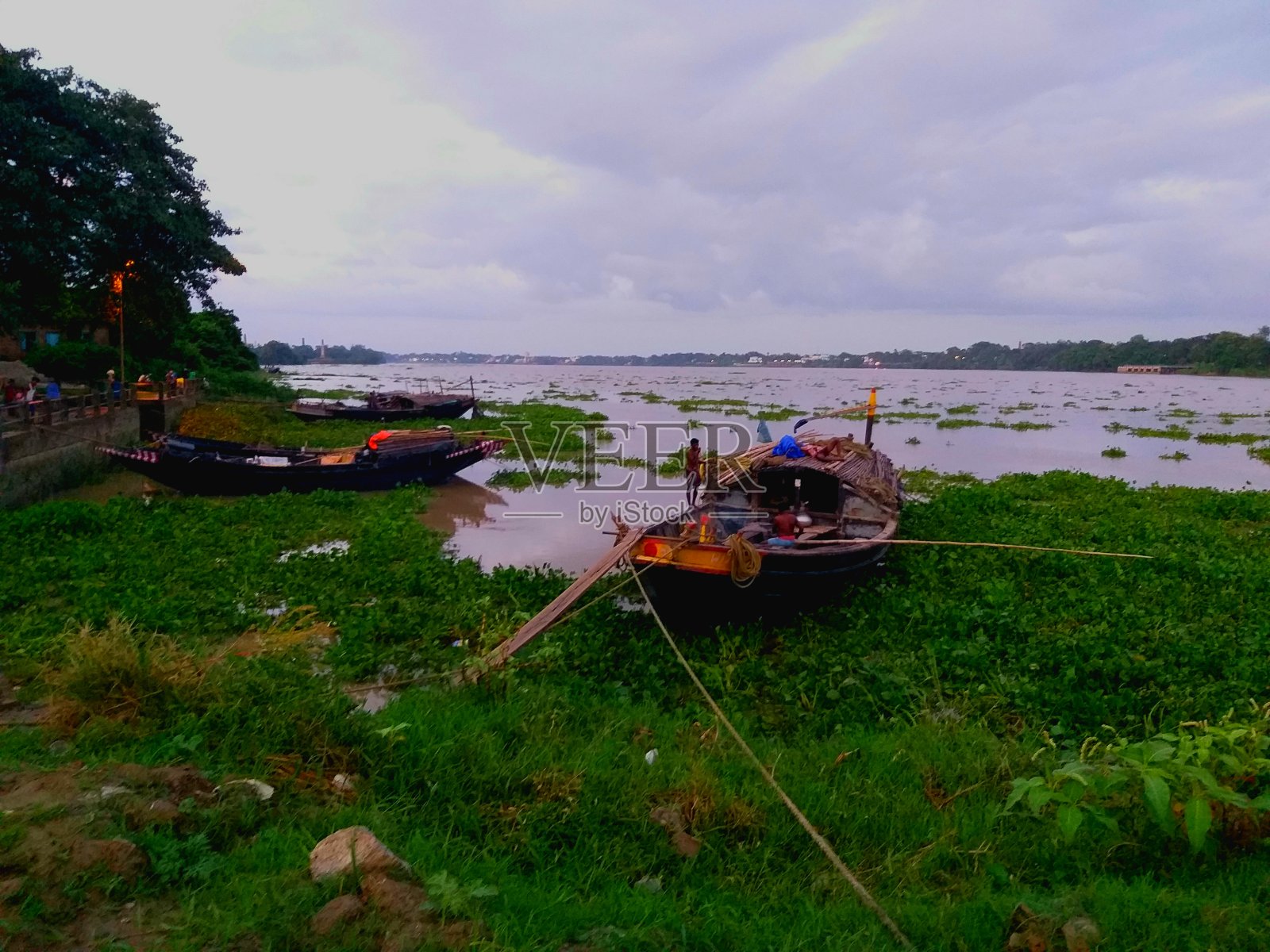 船停泊在恒河岸边照片摄影图片