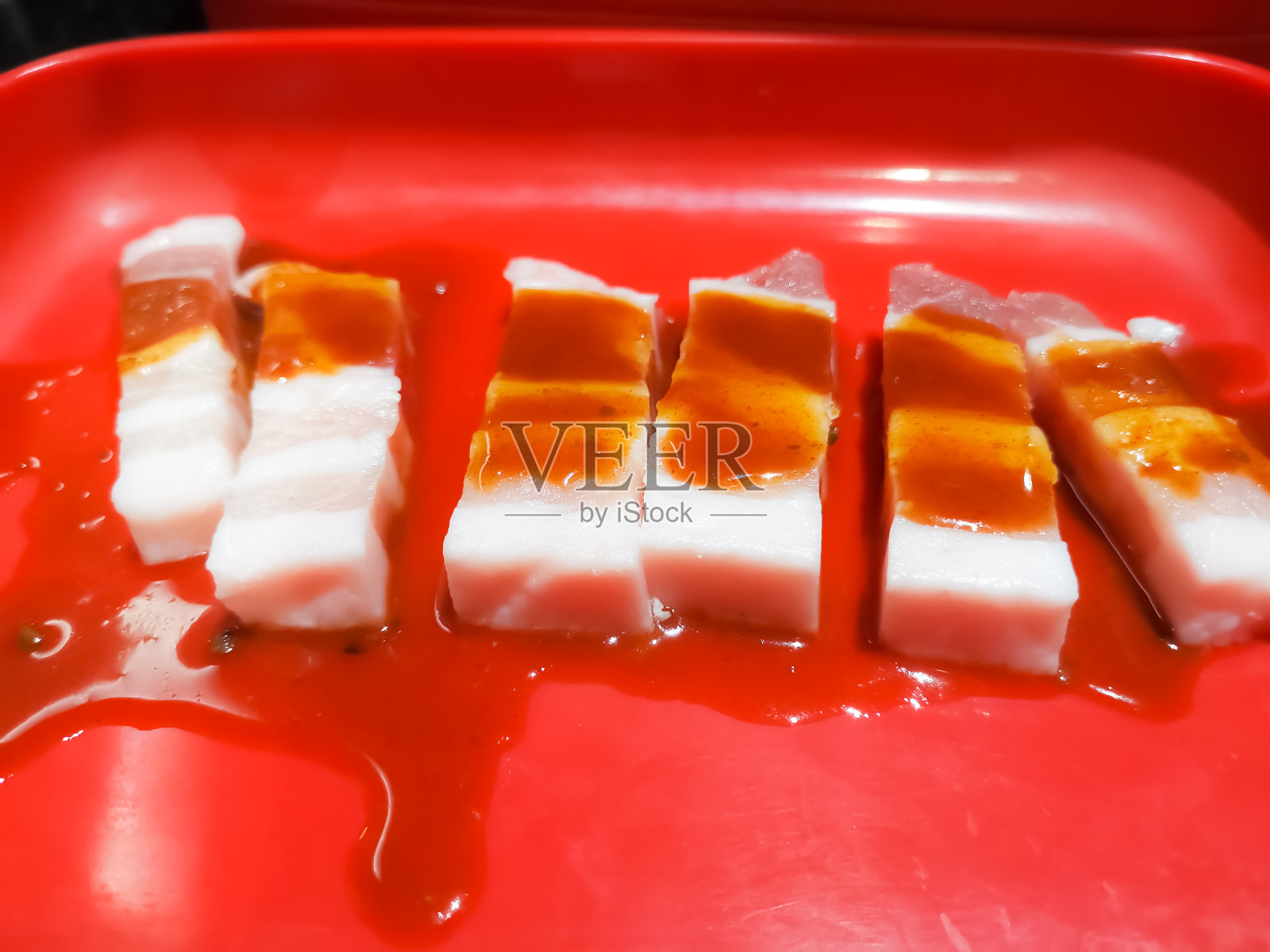 近距离观看日本烧肉串烧烤或韩国烧烤的五花肉照片摄影图片