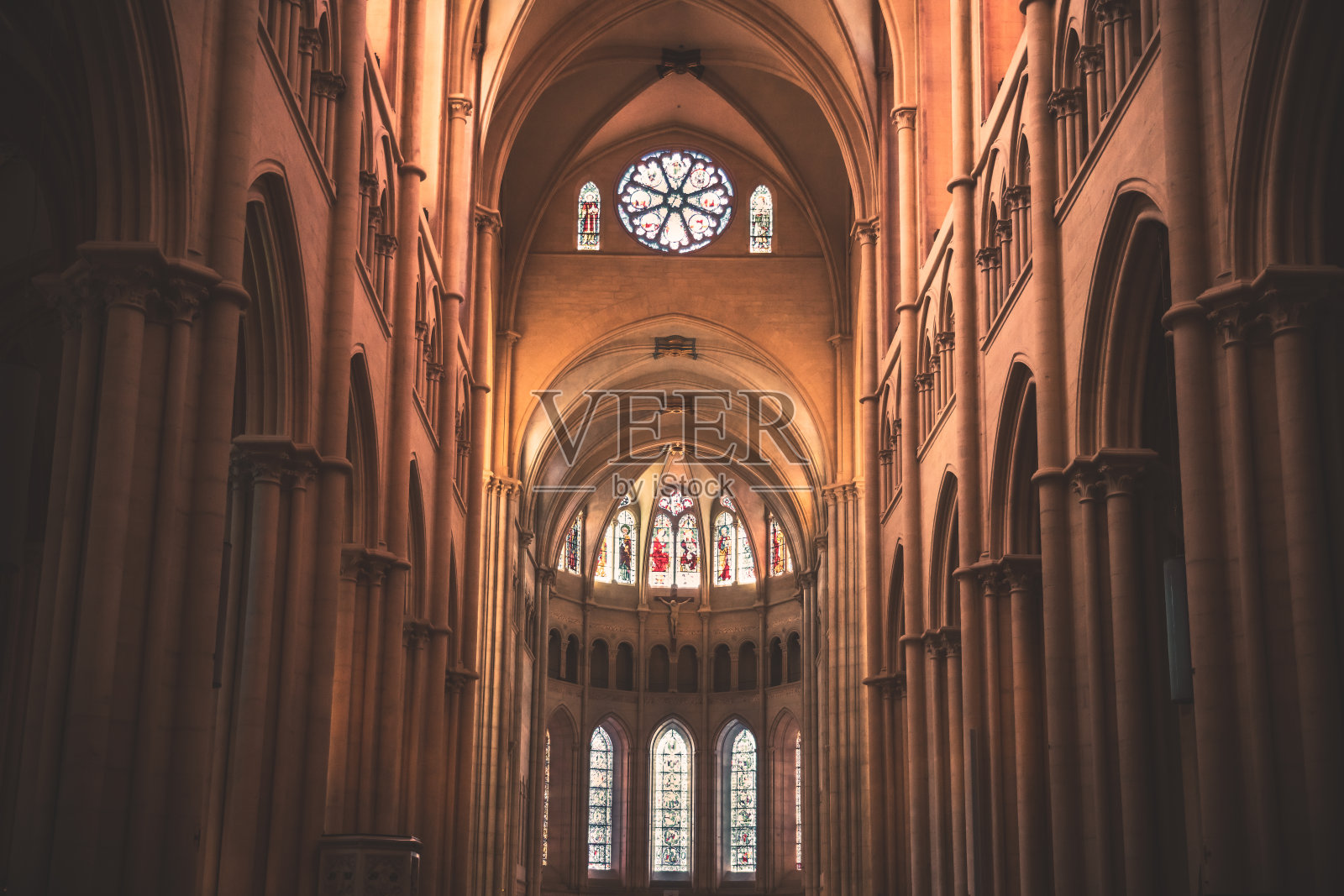 法国里昂市圣让·巴蒂斯特大教堂宏伟明亮的建筑内部视图照片摄影图片