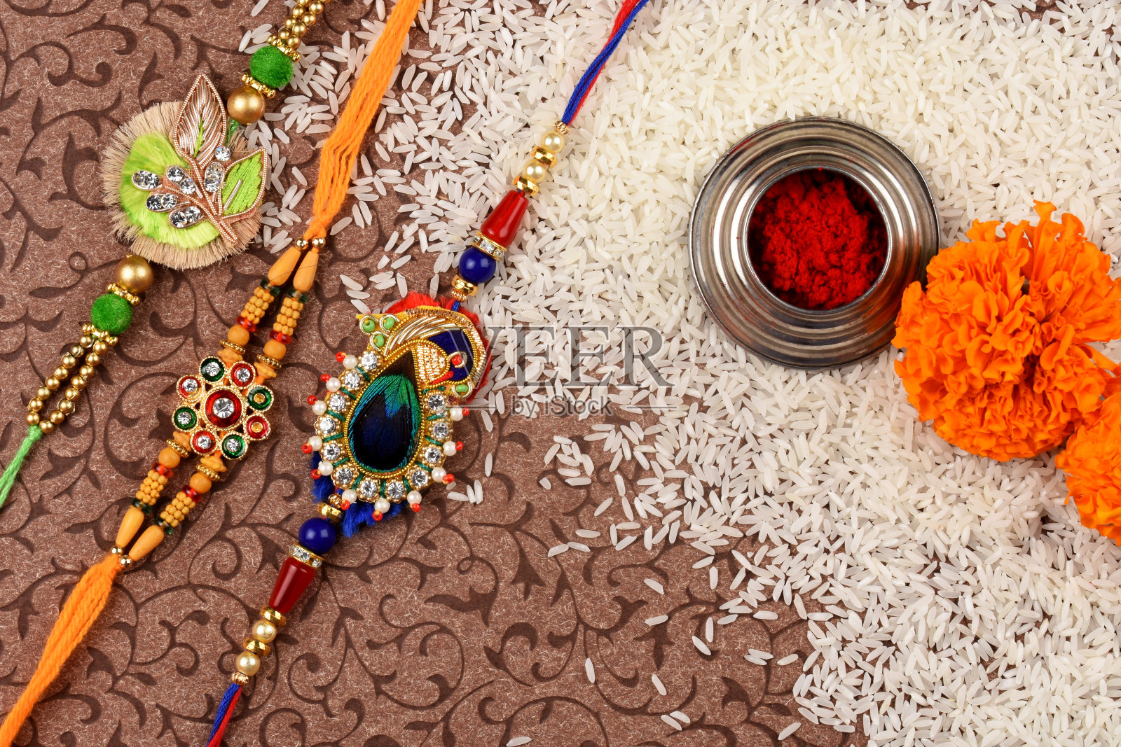 印度节日Raksha bandhan，有kumkumi，大米和鲜花的rakhi照片摄影图片