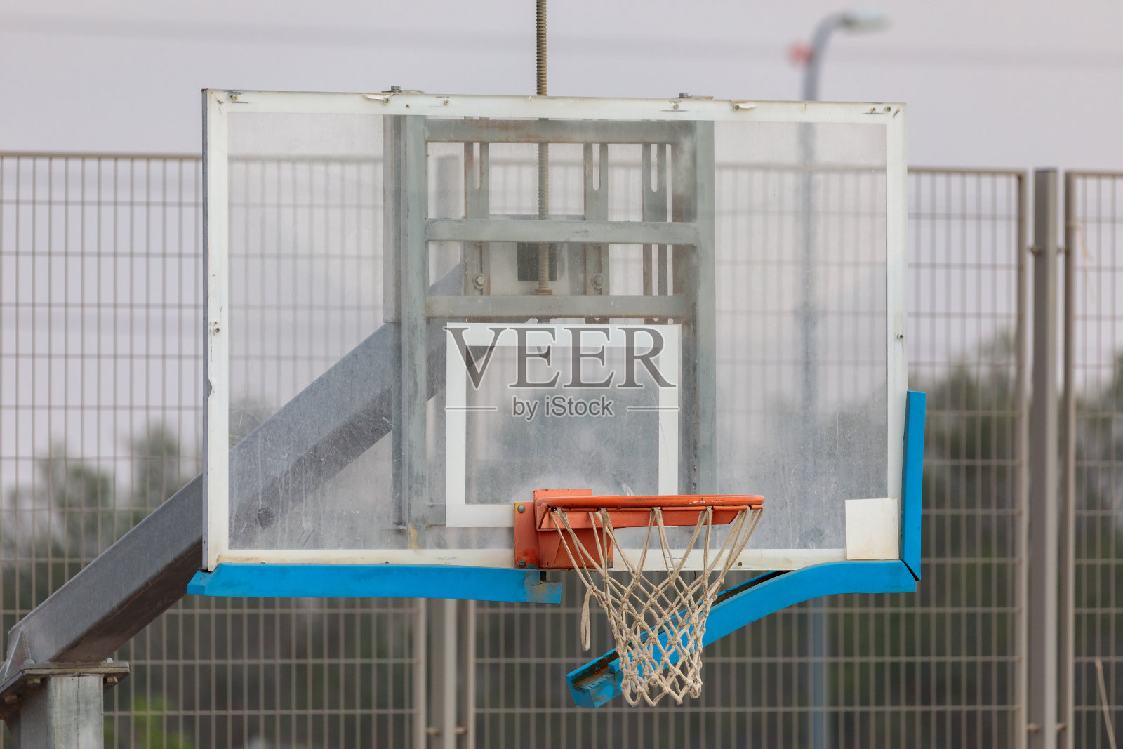 废弃透明篮球板的特写照片摄影图片