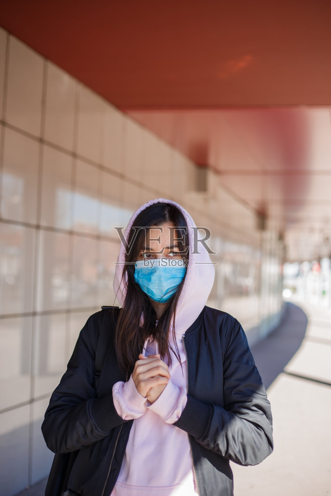 戴口罩预防冠状病毒传播照片摄影图片