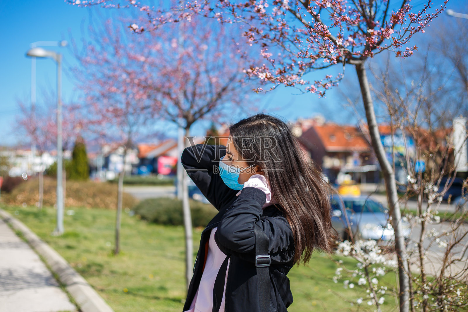 年轻女子戴着防护面罩，以防止病毒在城市传播照片摄影图片