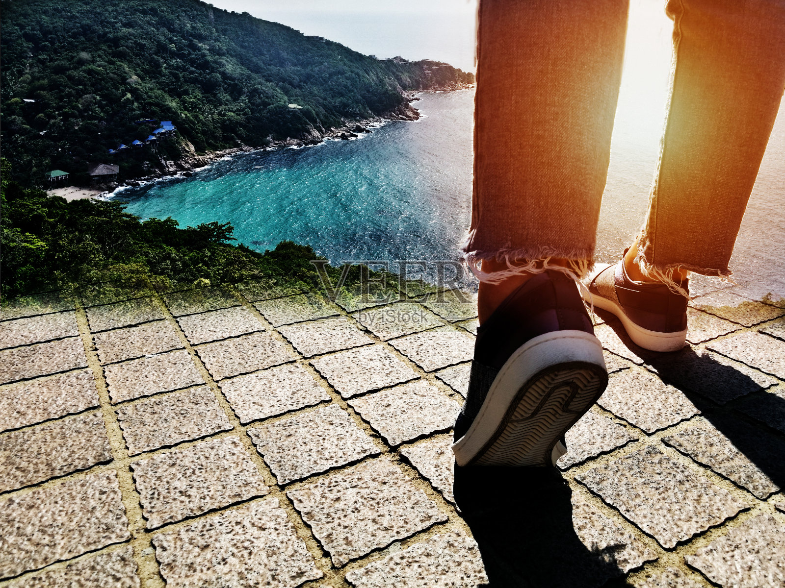 年轻女子带着对未来的憧憬向前走照片摄影图片