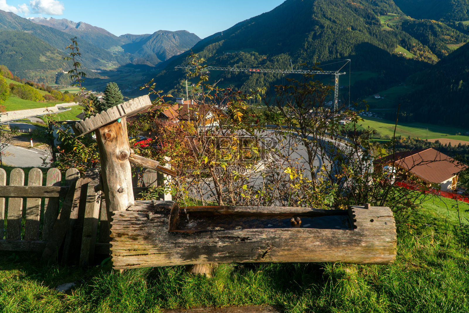 泉水如瀑布般泻进木桶里照片摄影图片