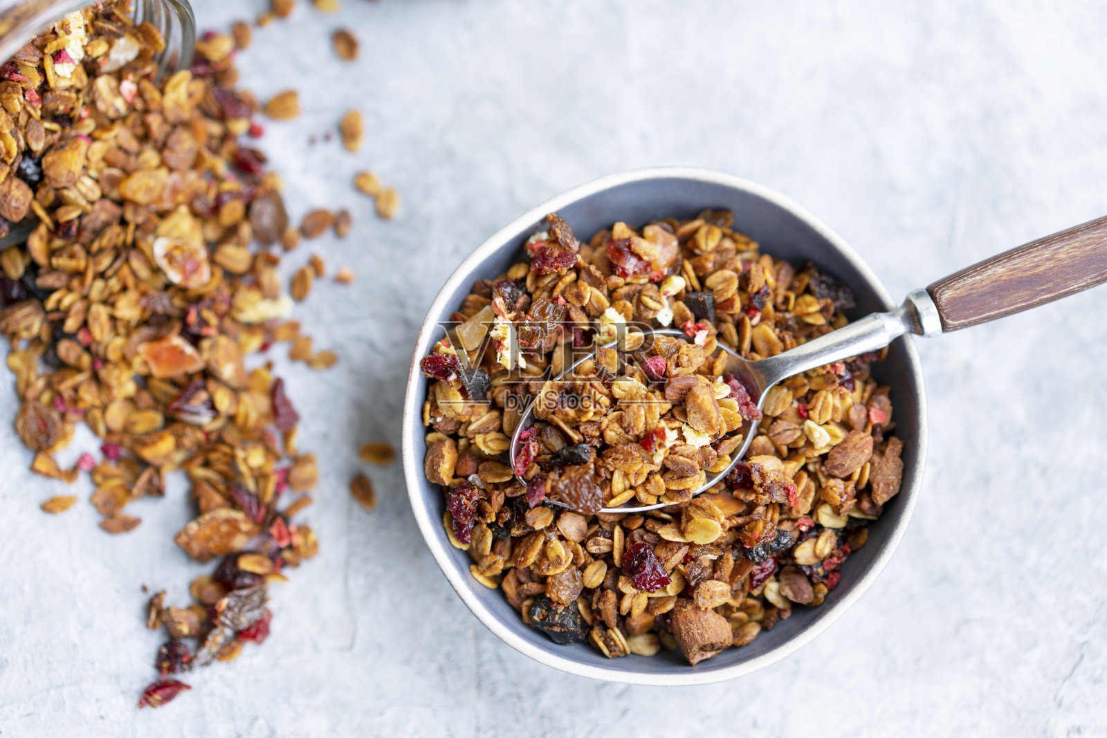 自制燕麦，坚果，蜂蜜，肉桂，水果制成的麦片或什锦麦片照片摄影图片