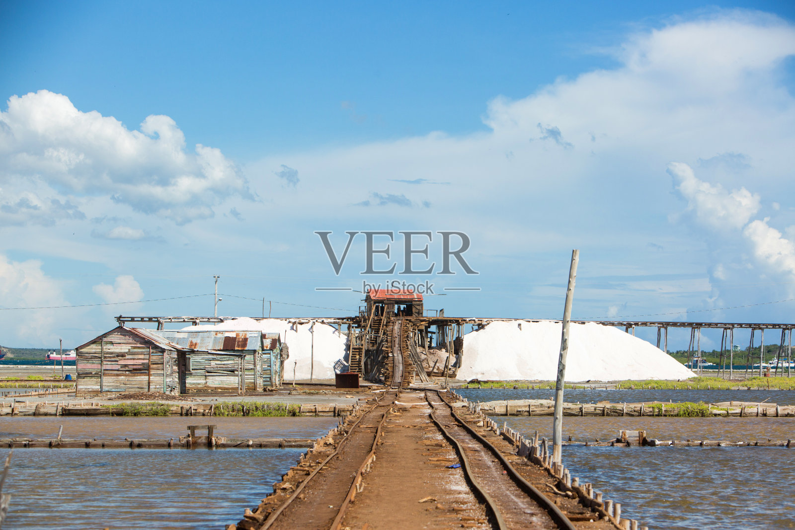 盐湖之间的电车轨道。照片摄影图片