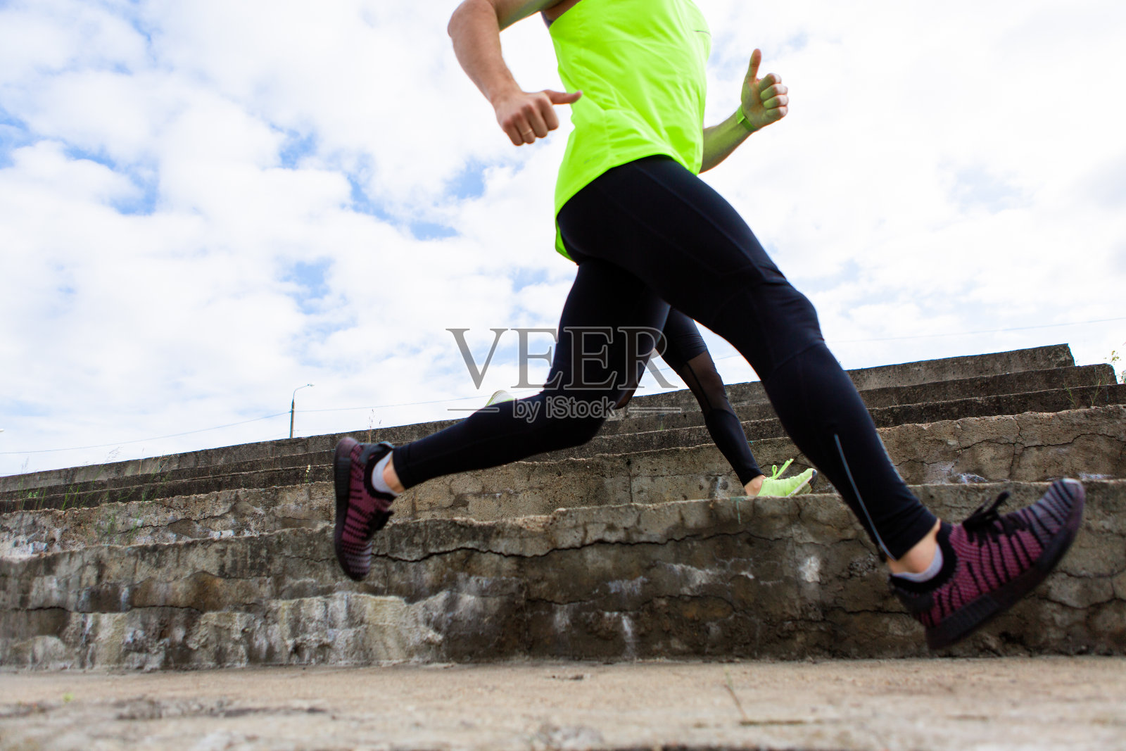 运动员在时尚的运动服跑马拉松，摄影博客和广告的运动和健康的生活方式照片摄影图片