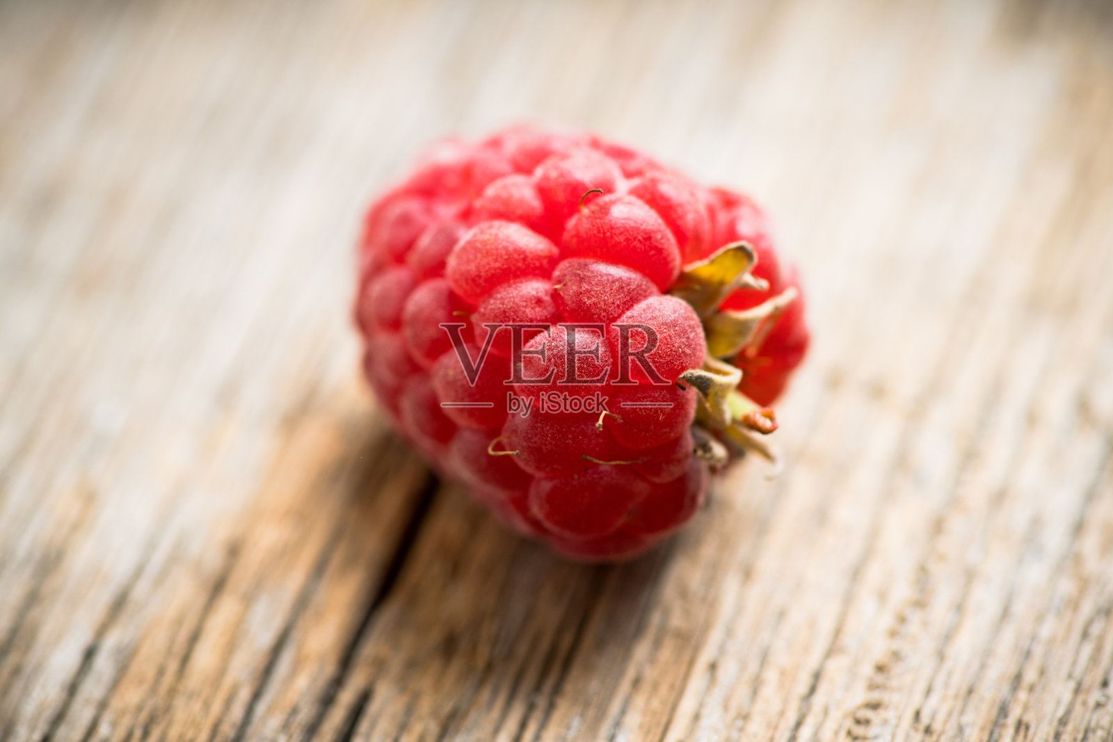 新鲜收获的覆盆子在质朴的木质背景上照片摄影图片