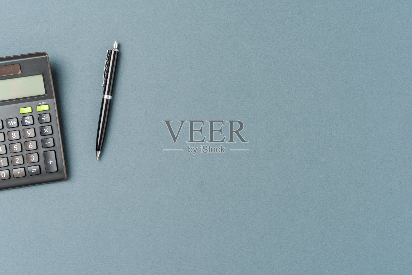 办公室桌面计算器和笔的背景照片摄影图片