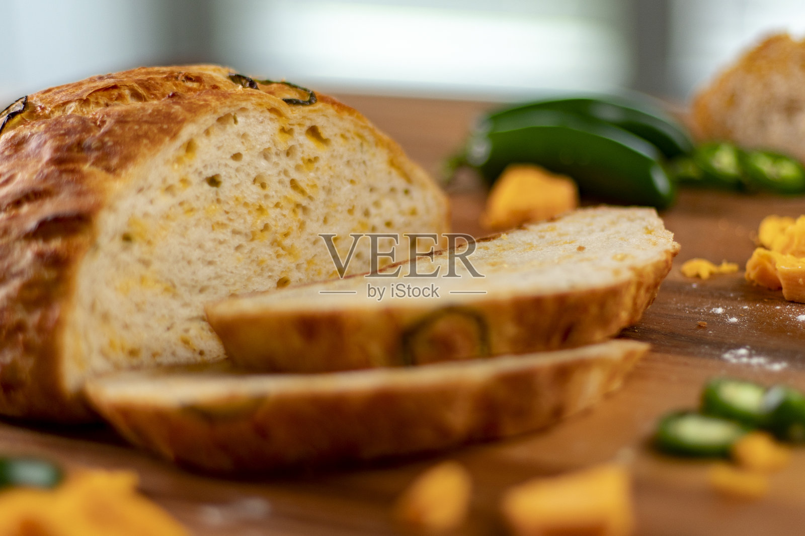 切菜板上放着墨西哥胡椒切达干酪照片摄影图片