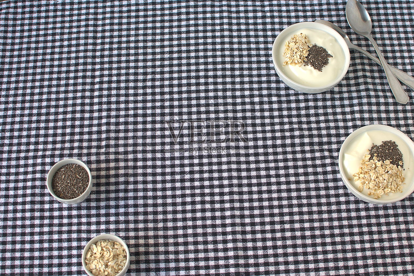 希腊瑜伽加奇亚籽和燕麦照片摄影图片