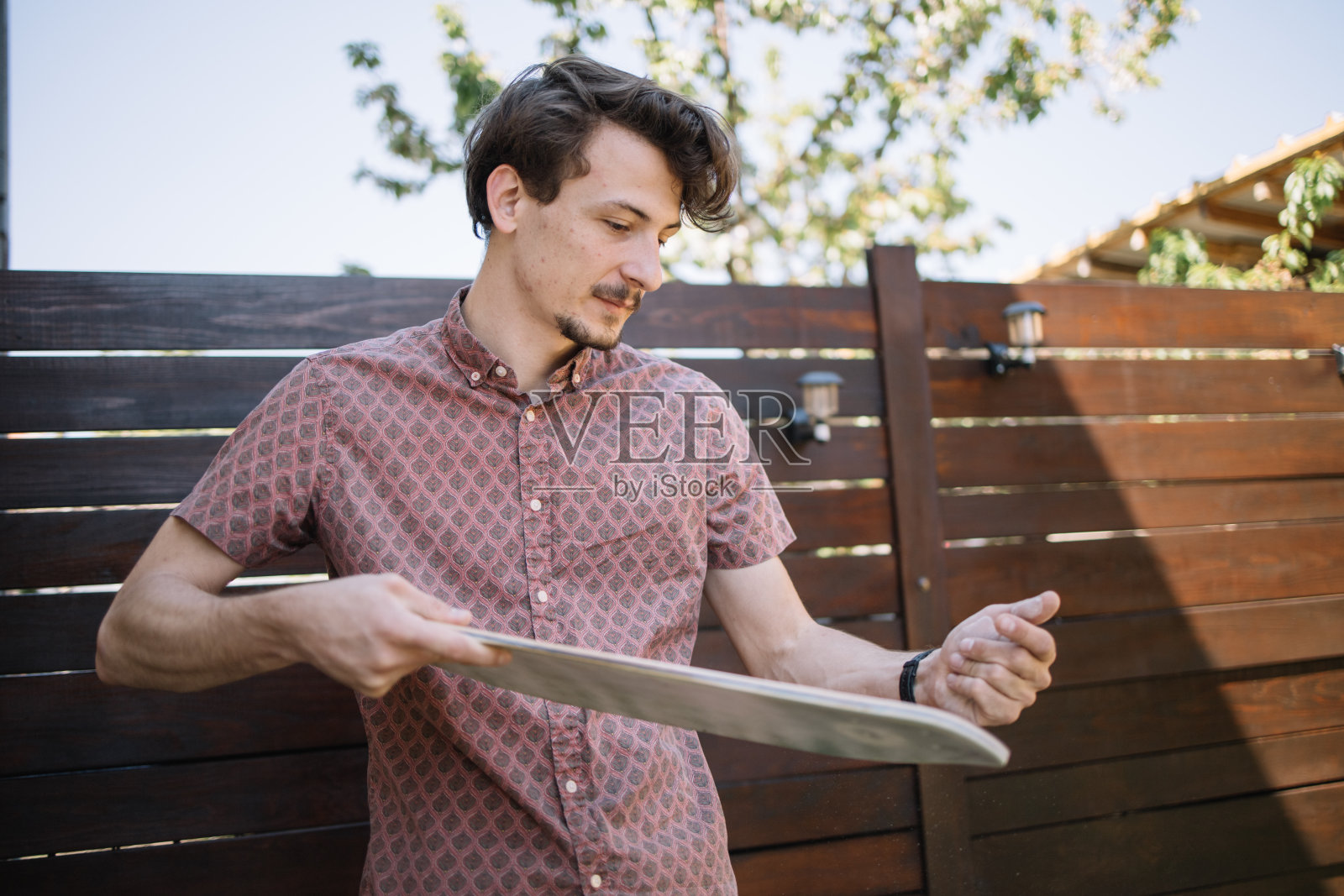 年轻人看着抛光的木板照片摄影图片