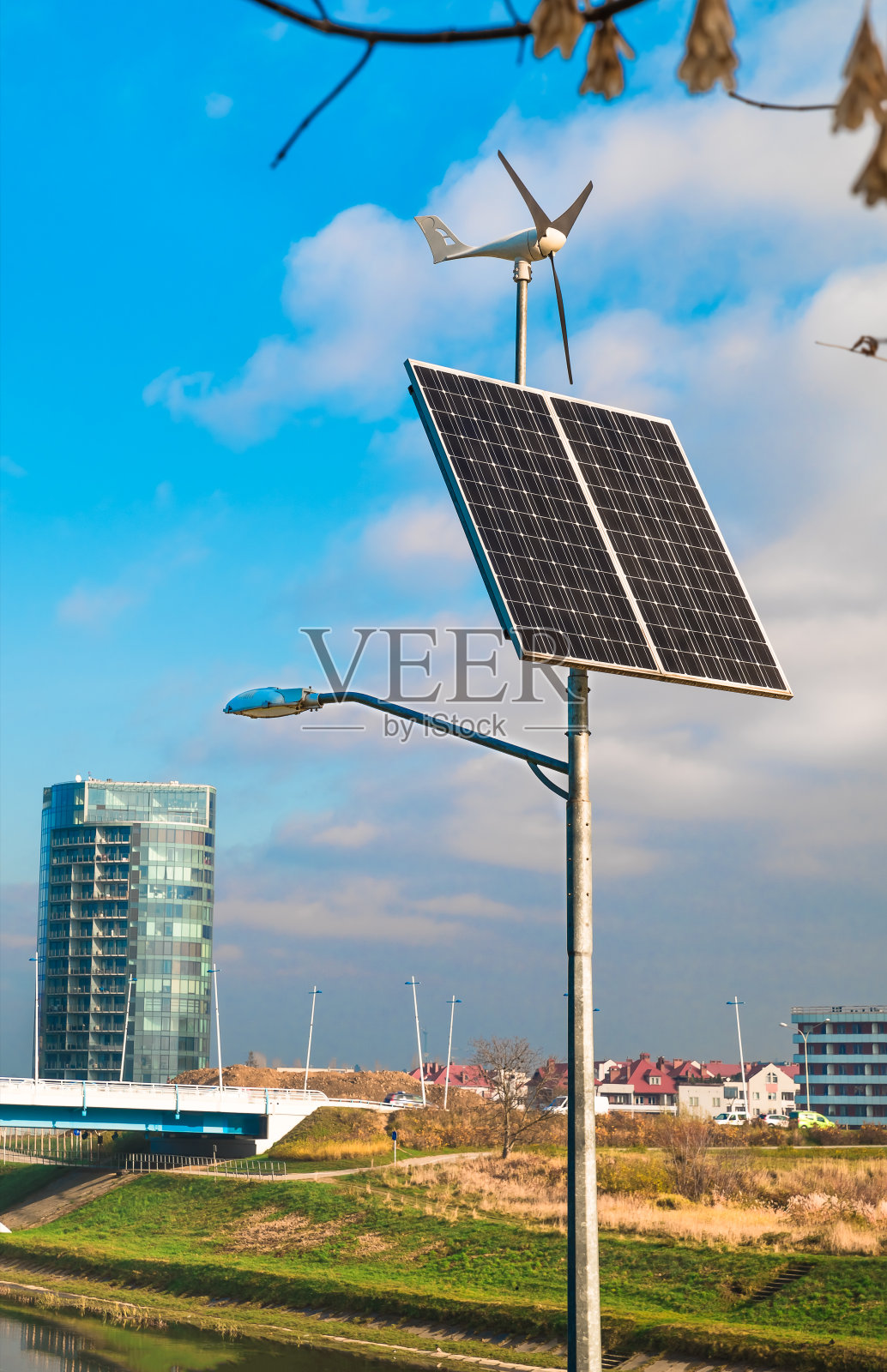 太阳能电池板，风力涡轮机下多云的蓝天照片摄影图片