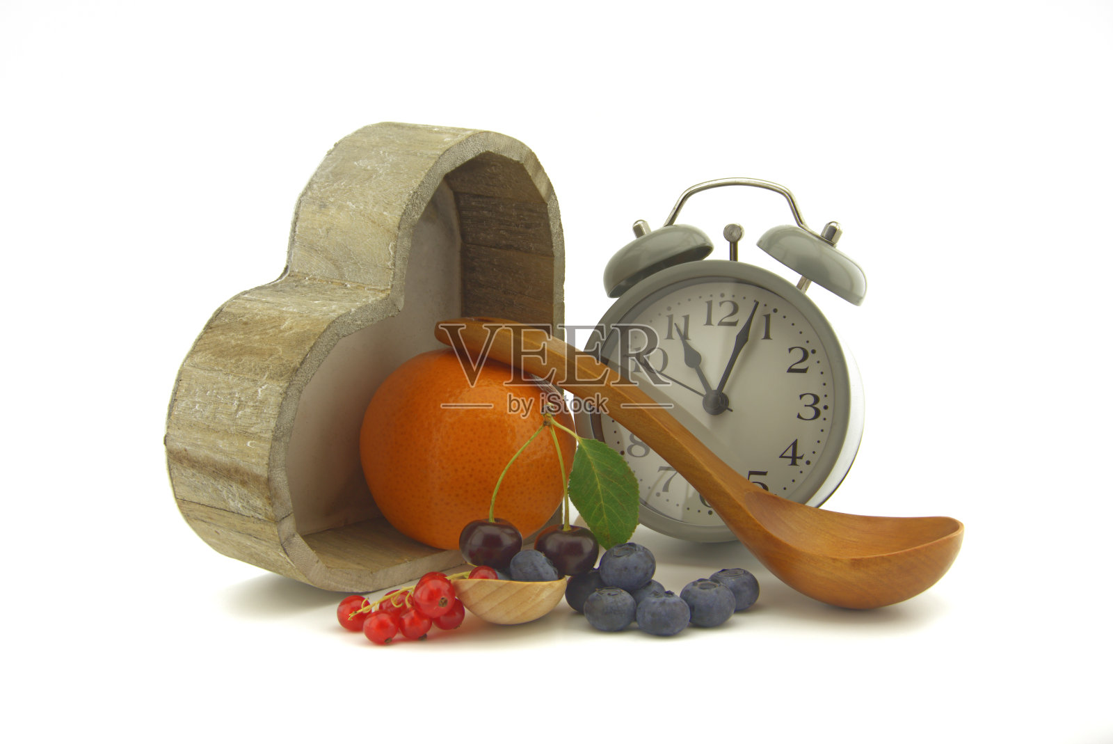 烹饪静物生活与时钟，勺子和浆果照片摄影图片