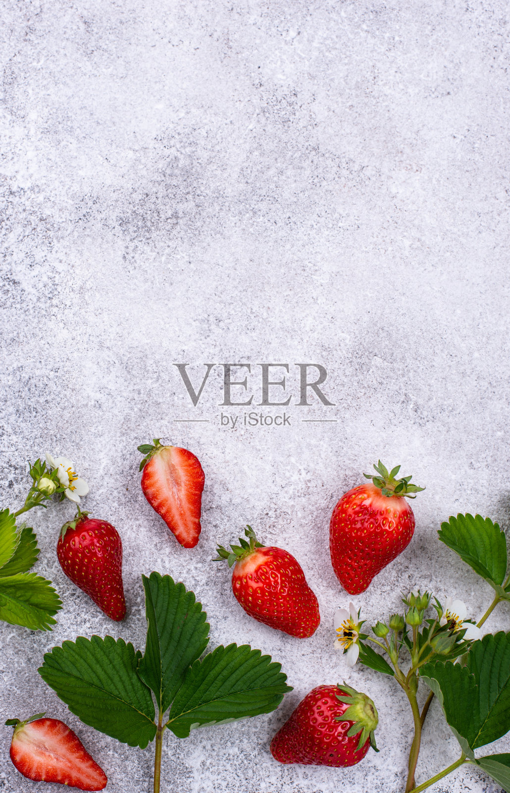 带叶和花的草莓照片摄影图片