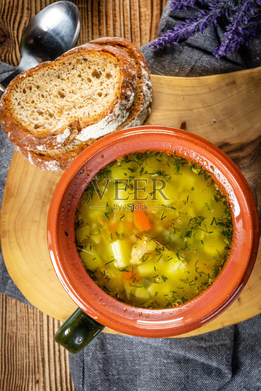 波兰大麦汤配蔬菜和鸡肉。照片摄影图片