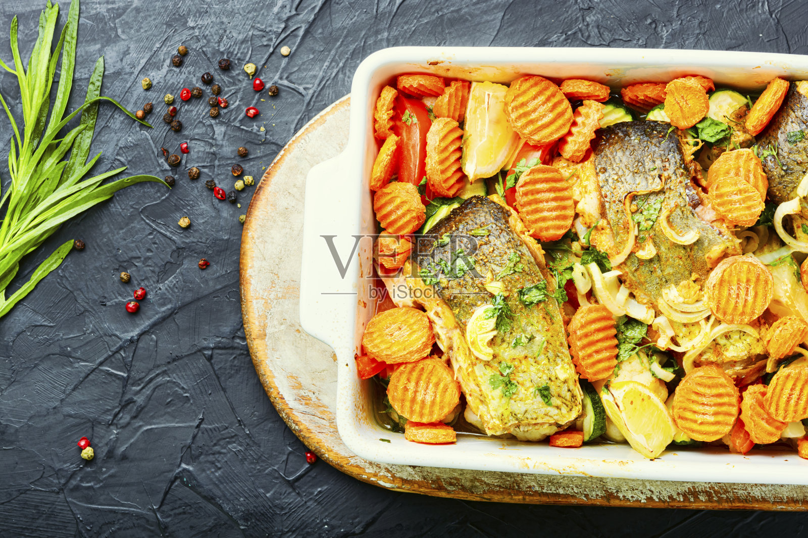 烤鱼配烤蔬菜照片摄影图片