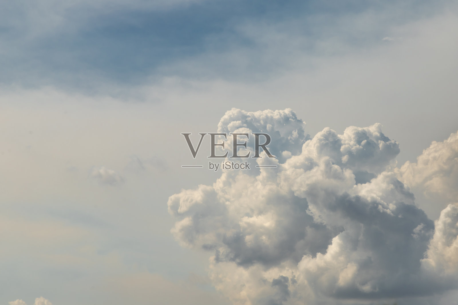 戏剧性的天空与云的背景。美丽的天空云。照片摄影图片